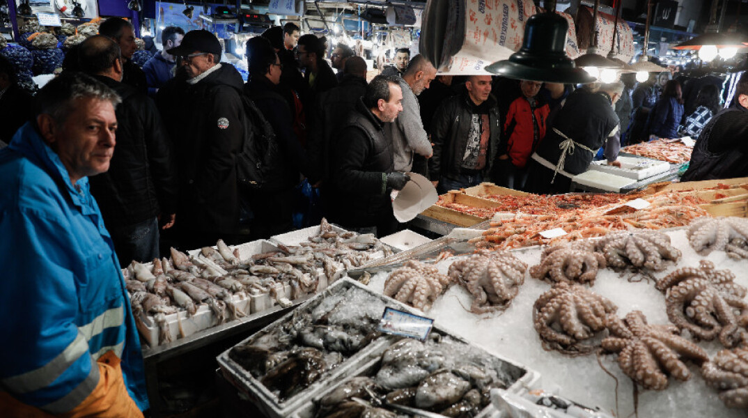 Καταναλωτές ψωνίζουν στην ψαραγορά της Βαρβακείου Αγοράς