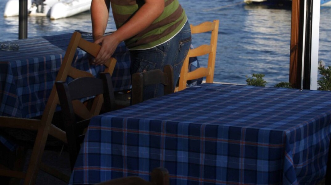 Σερβιτόρος σε παραθαλάσσια ταβέρνα