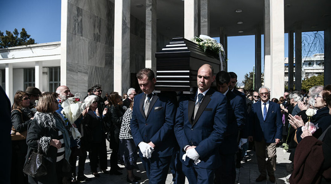 Κηδεία Άλκης Ζέη: Θλίψη στο Α' Νεκροταφείο Αθηνών για τον θάνατό της