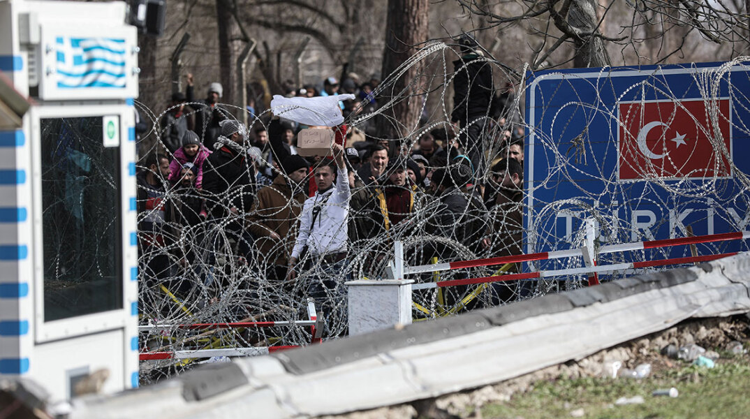 Συγκέντρωση προσφύγων και μεταναστών στα ελληνοτουρκικά σύνορα