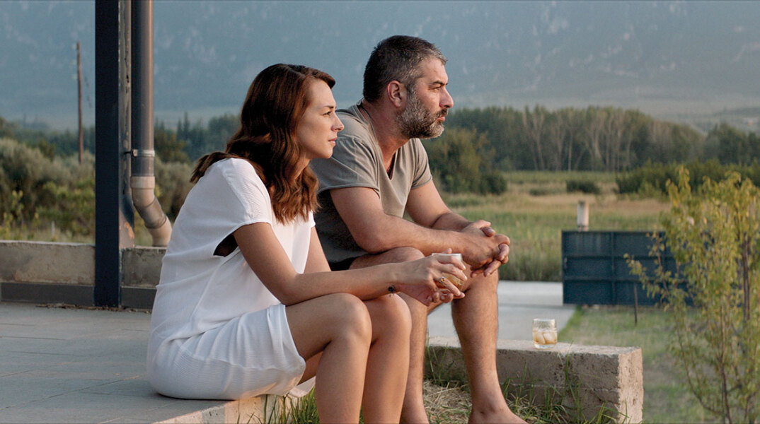 «Η μπαλάντα της τρύπιας καρδιάς» του Γιάννη Οικονομίδη με τη Βίκυ Παπαδοπούλου και τον Βασίλη Μπισμπίκη