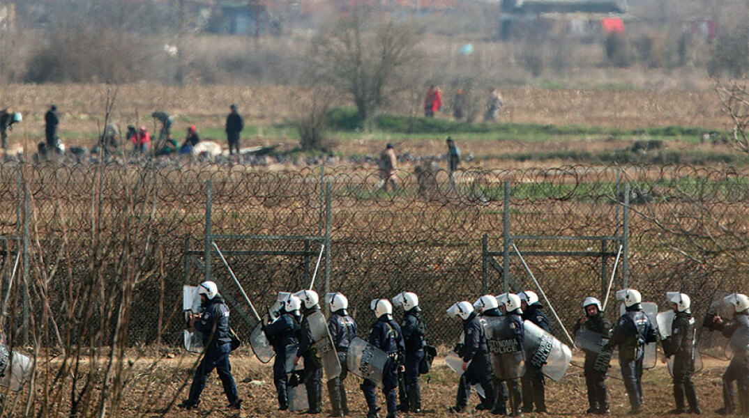 Αστυνομικές και στρατιωτικές δυνάμεις στον συνοριακό φράχτη στις Καστανιές Έβρου