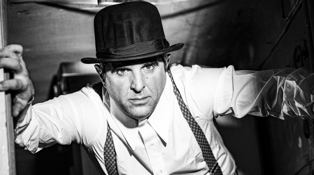 Ο Γιώργος Γάλλος φωτογραφίζεται για την ATHENS VOICE στο κέντρο της Αθήνας