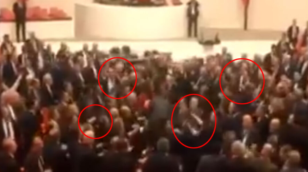 Έπεσε ξύλο στην τουρκική Βουλή