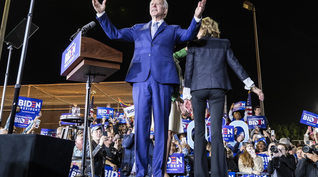 Ο Τζο Μπάιντεν σε προεκλογική συγκέντρωση στο Λος Άντζελες