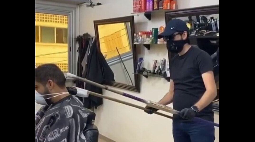 Κορωνοϊός: Στην Κίνα οι μπαρμπέρηδες κουρεύουν κόσμο από απόσταση