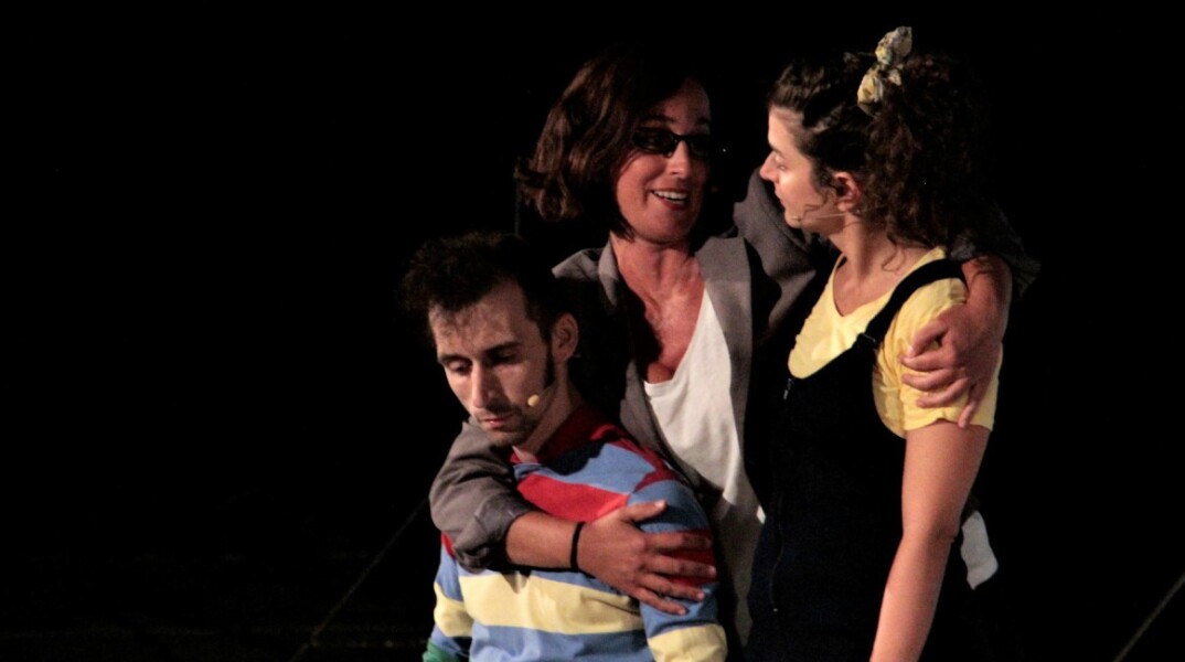 Η θεατρική παράσταση «Πιο δυνατός κι από τον Σούπερμαν»