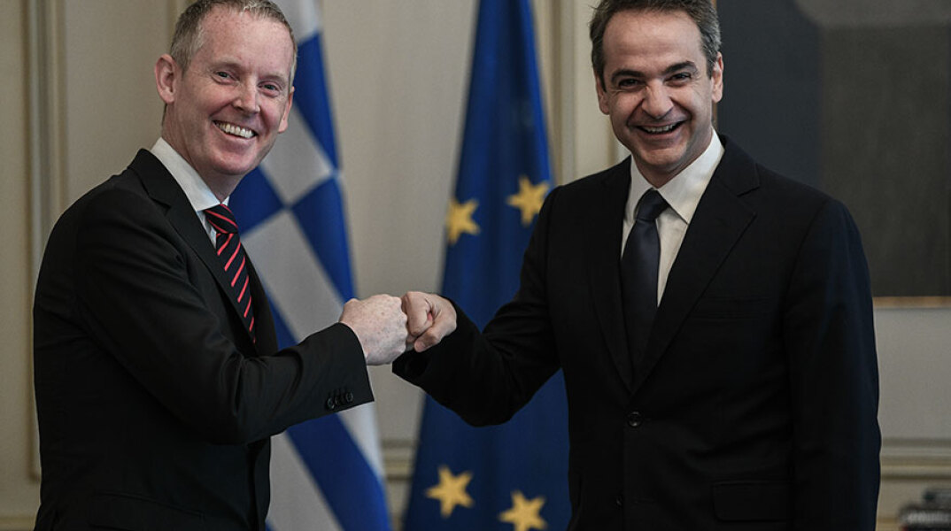 Κορωνοϊός: Ο Κυριάκος Μητσοτάκης χαιρετά με γροθιά Ευρωπαίο αξιωματούχο