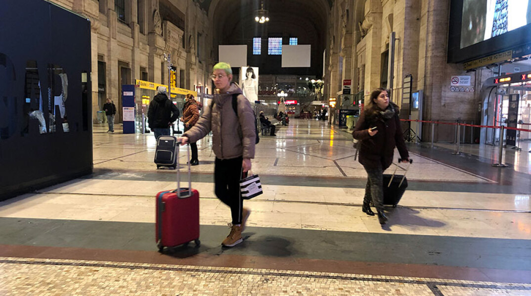 Με τις βαλίτσες στο χέρι κάτοικοι και επισκέπτες στο Μιλάνο για να προλάβουν την καραντίνα