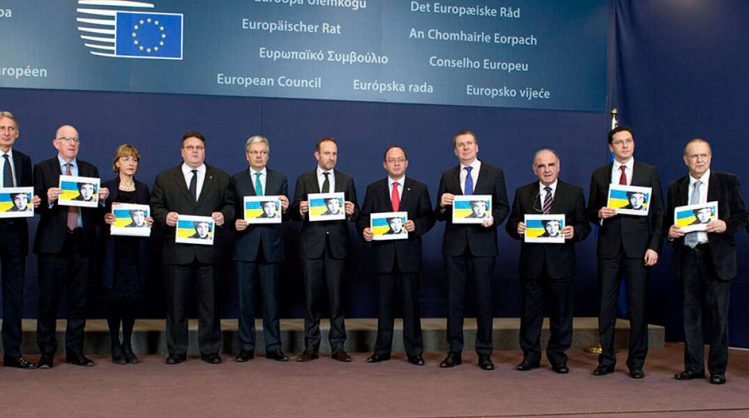Οικογενειακή φωτογραφία με τους υπουργούς Εξωτερικών της ΕΕ στο Συμβούλιο της 9ης Φεβρουαρίου 