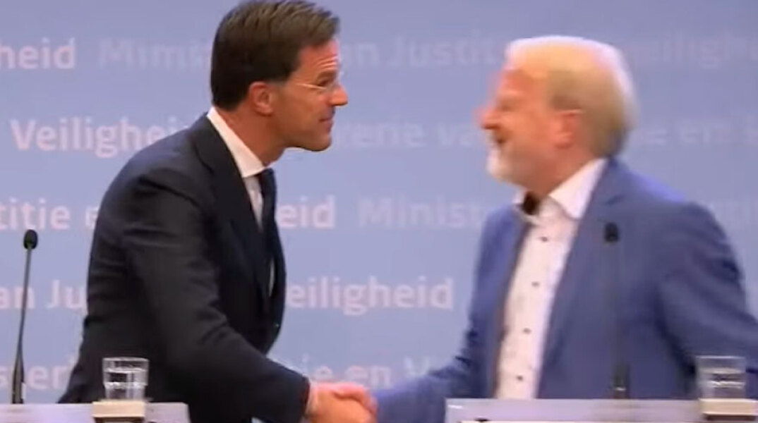 Κορωνοϊός: Ο πρωθυπουργός της Ολλανδίας Μαρκ Ρούτε ζήτησε από τους πολίτες να σταματήσουν τις χειραψίες -κάτι το οποίο δεν εφάρμοσε ο ίδιος