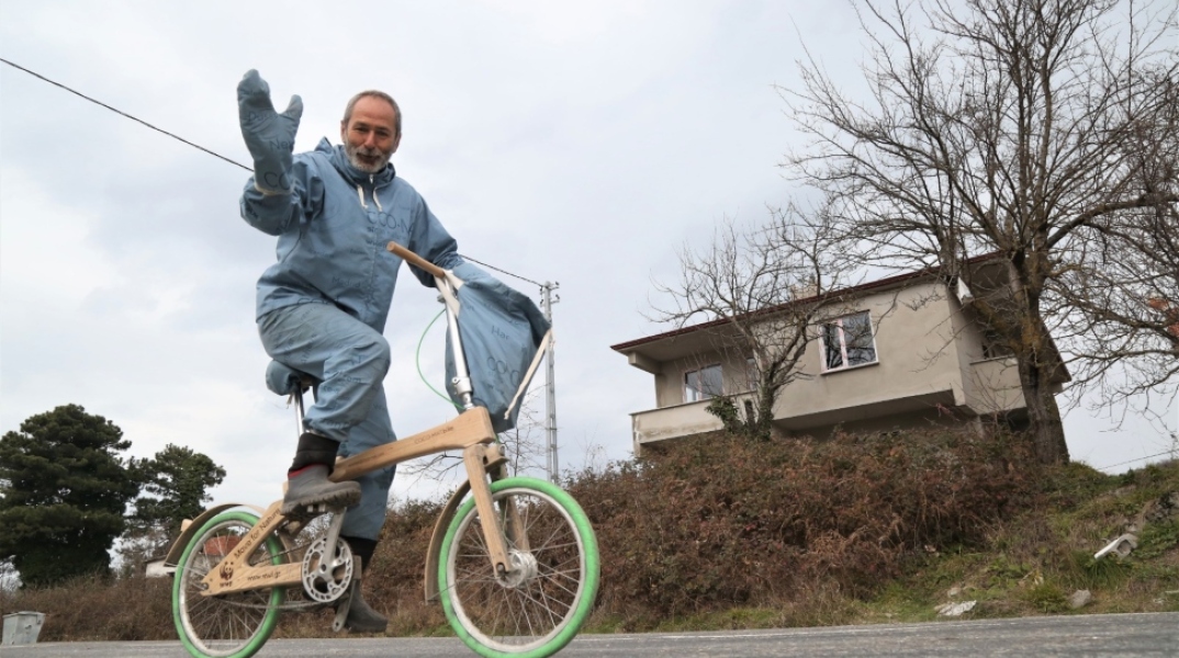 O Πωλ Ευμορφίδης με ποδήλατο στο Έβερεστ