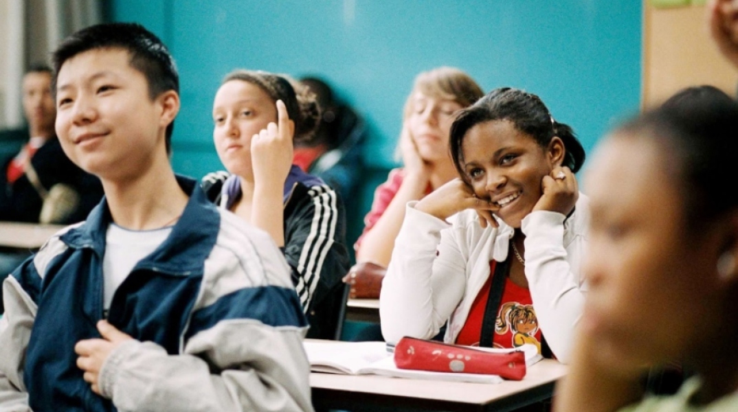 Οι σχολικές αίθουσες, οι κορνίζα του Ιησού Χριστού, οι αφίσες διασήμων και ο κοροναϊός
