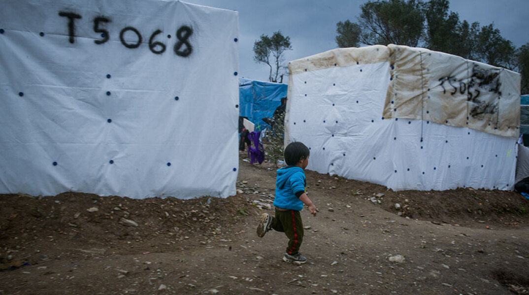 Μετά το πρώτο κρούσμα κορωνοϊού στη Λέσβο, εντείνονται οι ανησυχίες για τον καταυλισμό στη Μόρια