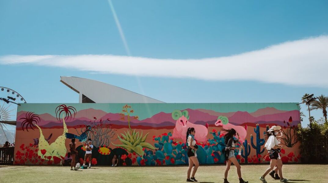 Κοπέλες περπατούν στο φεστιβάλ Coachella