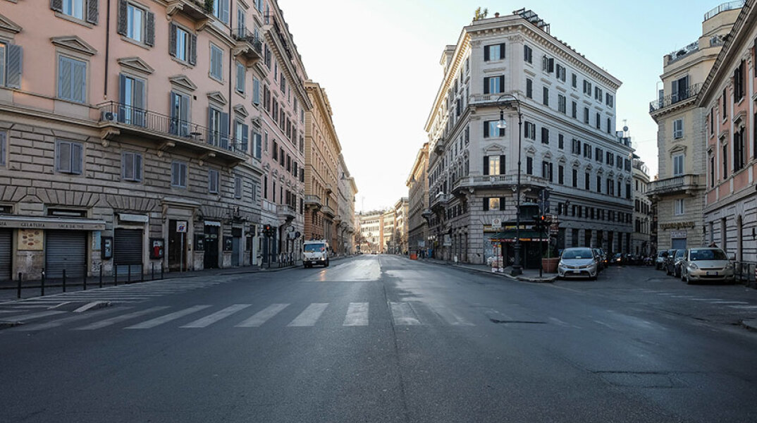 Κορωνοϊός στην Ιταλία: Ανατριχιαστική ησυχία στους άλλοτε πολυσύχναστους δρόμους της Ρώμης