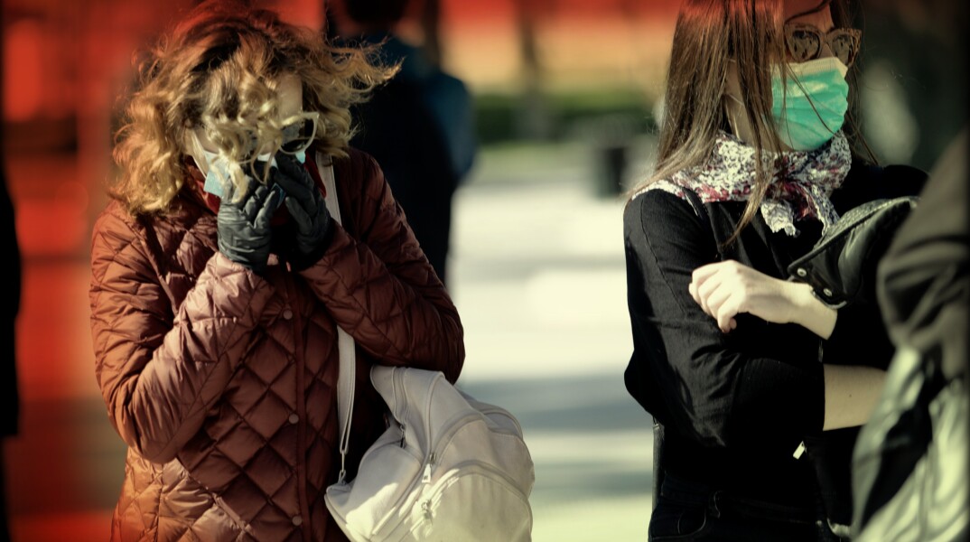 Κόσμος με χειρουργικές μάσκες προστασίας από τον κορωνοϊό στην Αθήνα