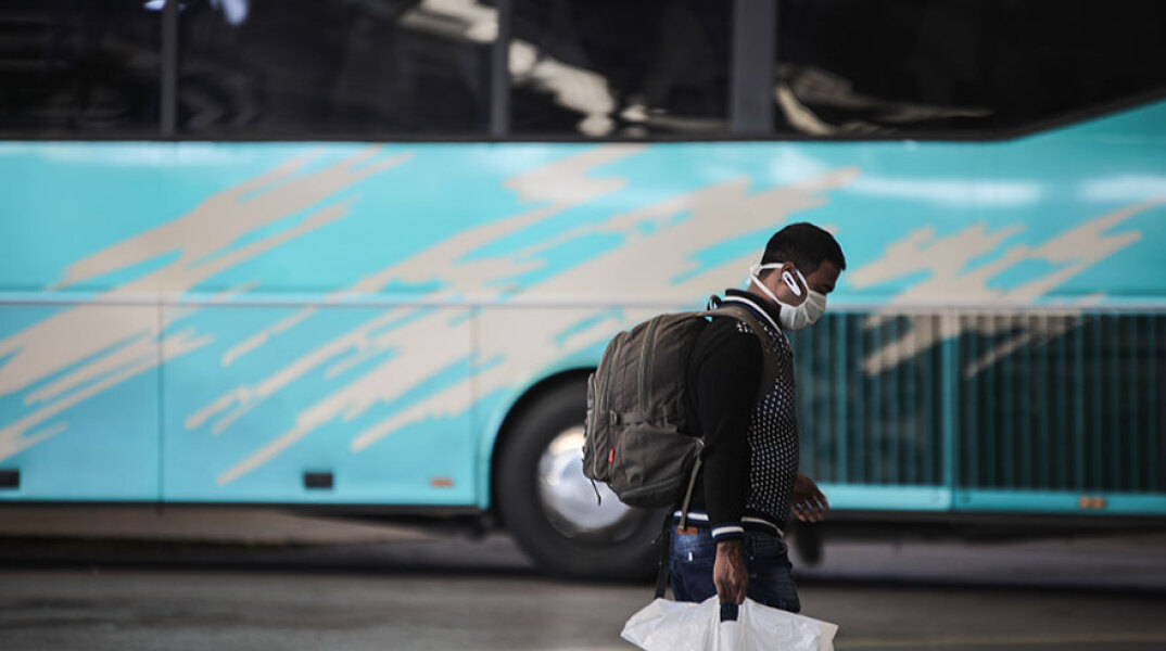 Ταξίδι με το ΚΤΕΛ στην εποχή του κορωνοϊού - Με μάσκες οι λιγοστοί ταξιδιώτες