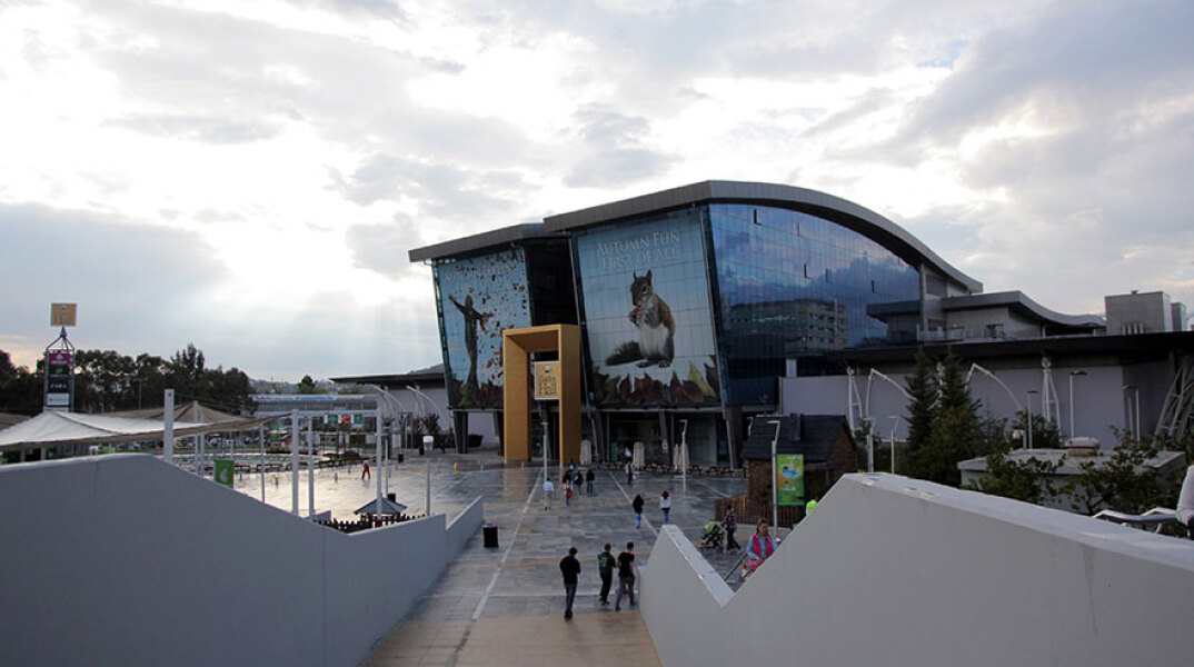 ΤΟ ΕΜΠΟΡΙΚΟ ΚΕΝΤΡΟ GOLDEN HALL ΣΤΟ ΜΑΡΟΥΣΙ 
