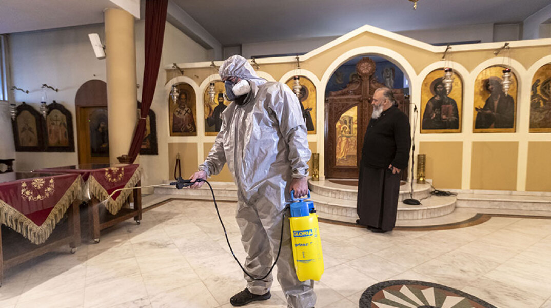 Απολυμαίνουν τις εκκλησίες στη Θεσσαλονίκη για να προστατεύσουν τους πιστούς από τον κορωνοϊό
