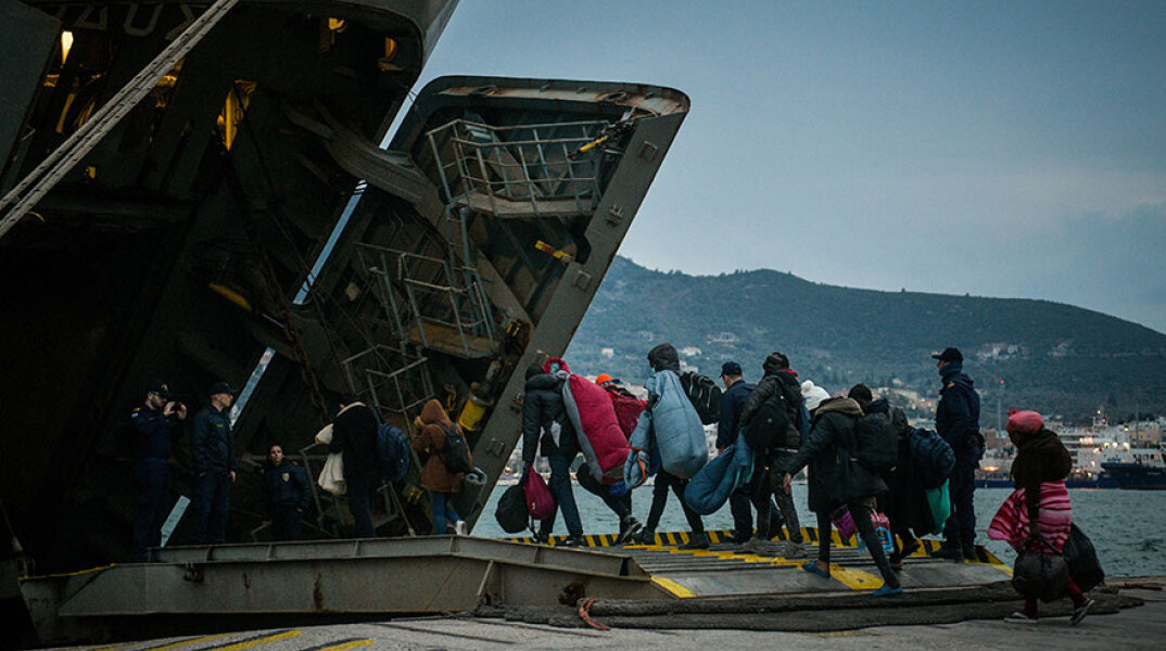 Μετανάστες κατά την επιβίβασή τους στο αρματαγωγό «Ρόδος» στο λιμάνι της Μυτιλήνης