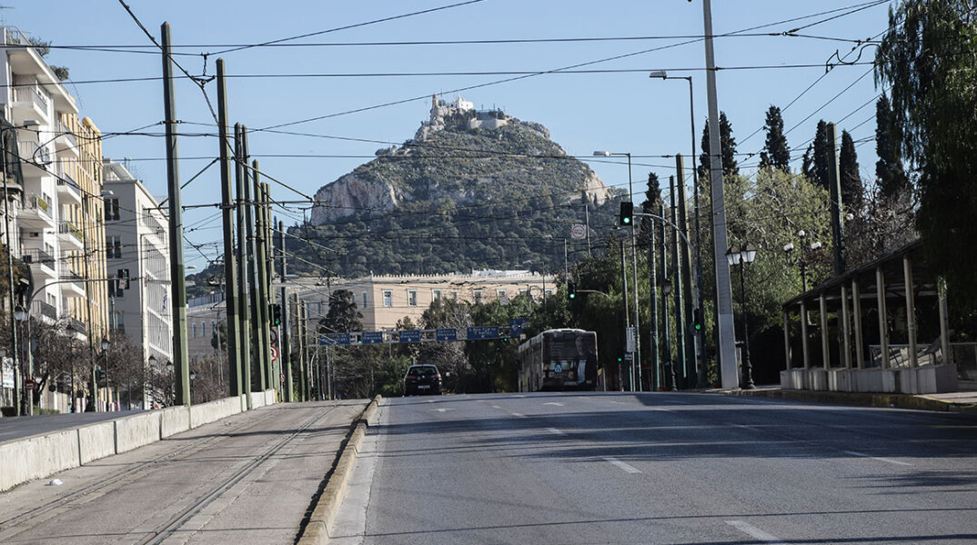 Έρημη πόλη η Αθήνα - Εικόνα από τους άδειους δρόμους στο Σύνταγμα, στο βάθος ο Λυκαβηττός 
