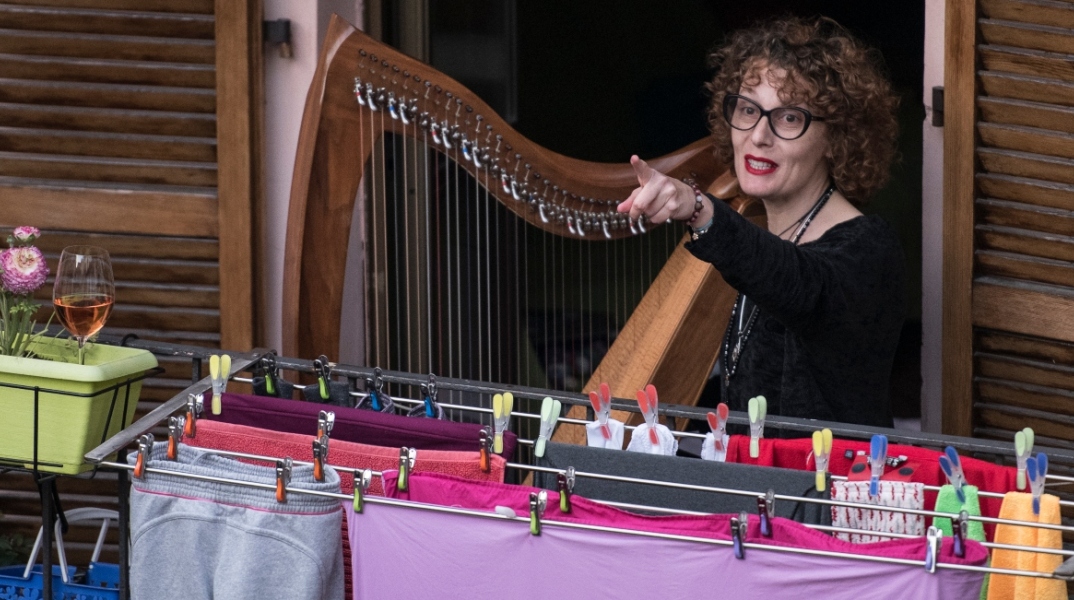 Η Ιταλία τραγουδά στα μπαλκόνια της όντας σε καραντίνα λόγω κορωνοϊού