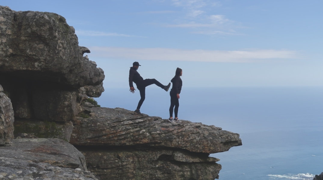 Αγόρι κάνει ένα κακό αστείο σπρώχνοντας κορίτσι προς τον γκρεμό