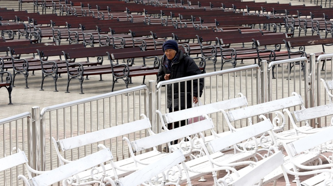 Κάτοικος στη Βοσνία εν μέσω πανδημίας του κορωνοϊού 