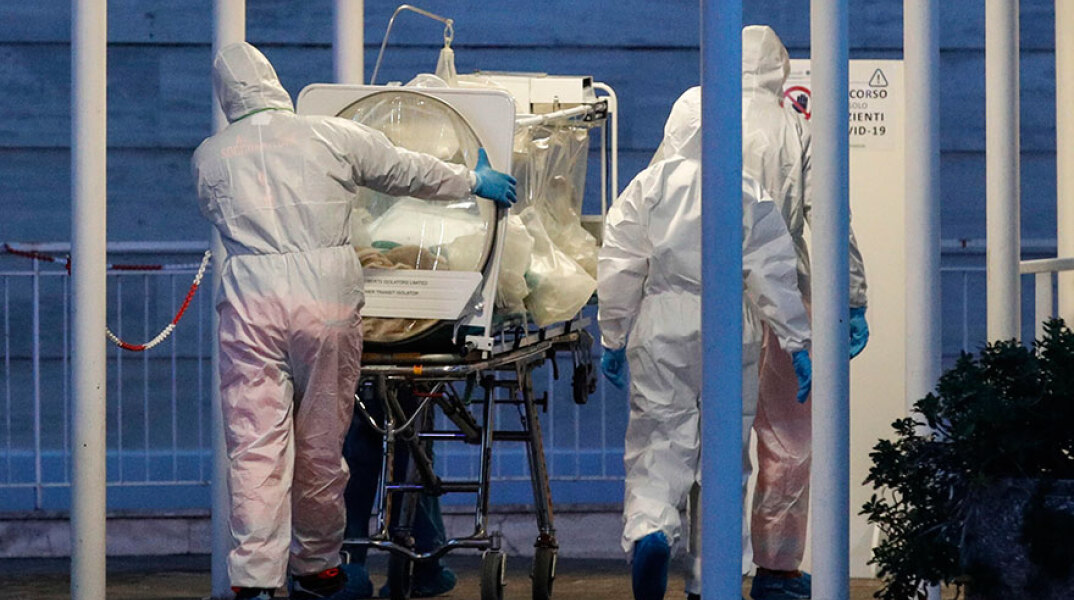 Σκηνή από τη σκληρή πραγματικότητα του κορωνοϊού: Μεταφορά ασθενούς στην Ιταλία