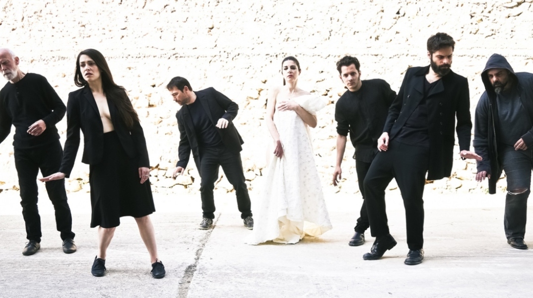 Εικόνα από την παράσταση «Άφιξις» της ομάδας ΠΥΡ στο Μικρό Θέατρο Αρχαίας Επιδαύρου