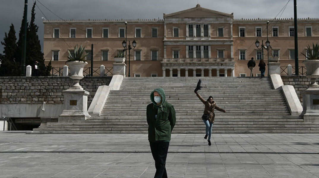 Κορωνοϊός στην Αθήνα: «Ερήμωσε» το κέντρο της πόλης