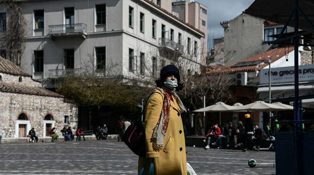 Ο κορωνοϊός κλείνει τα εμπορικά καταστήματα στην Αθήνα