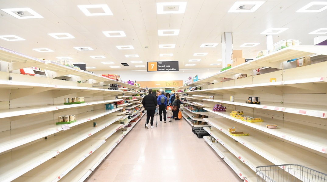Καταναλωτές αδειάζουν τα ράφια των σούπερ μάρκετ εξαιτίας της πανδημίας του κορωνοϊού