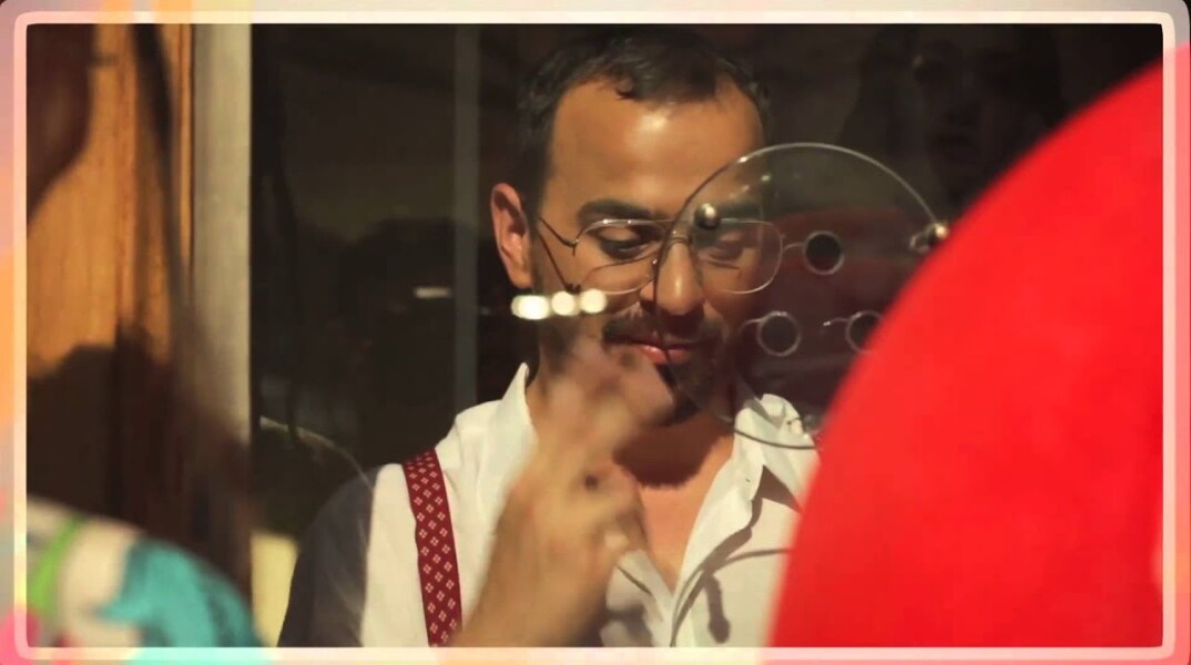 O Monsieur Minimal μοιράζεται το νέο του τραγούδι «Release Me» και μαζί ένα μήνυμα για τη ζωή στο σπίτι