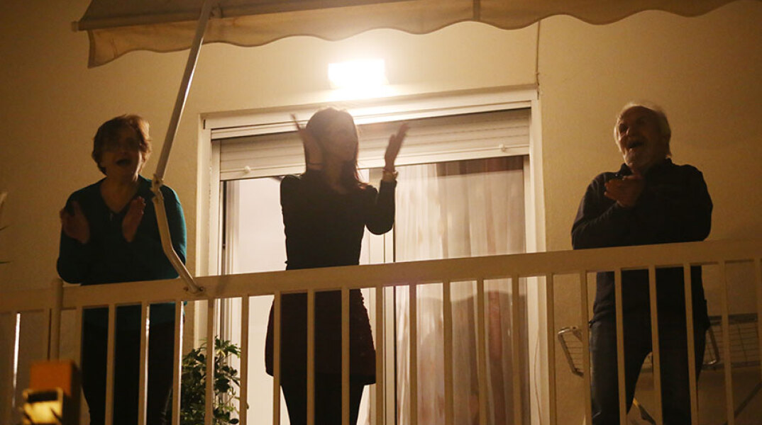 Χειροκρότημα για τον κορωνοϊό