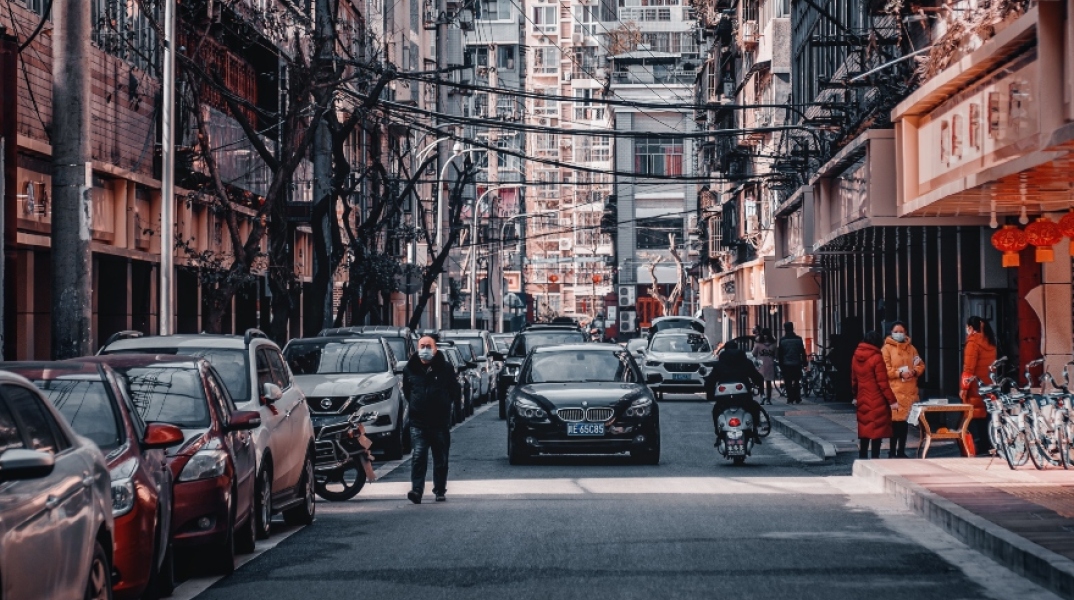 Ο κορωνοϊός απειλεί περισσότερο τις πόλεις με ατμοσφαιρική ρύπανση