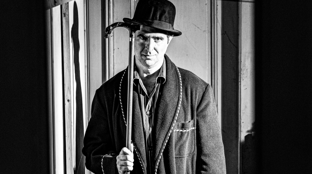 Ο Γιώργος Γάλλος ποζάρει με την ρόμπα του στον φακό της Εβίτας Σκουρλέτη