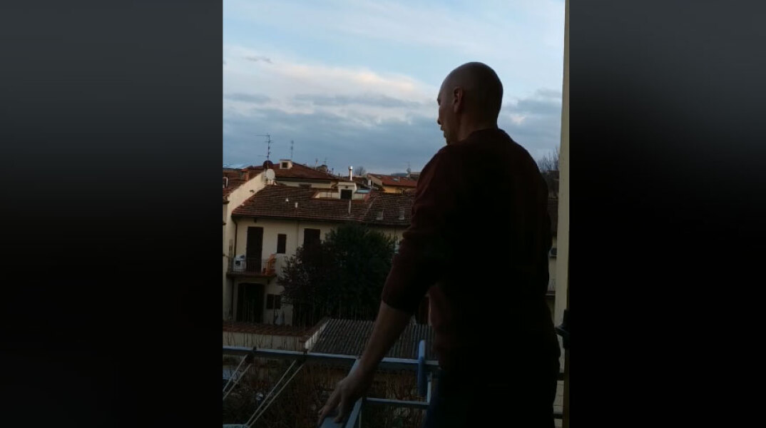 Κορωνοϊός: Ο Ιταλός τενόρος Μαουρίτσιο Μαρκίνι τραγουδά στο μπαλκόνι του στη Φλωρεντία