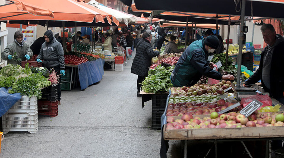 Με μάσκες και γάντια στις λαϊκές αγορές λόγω κορωνοϊού