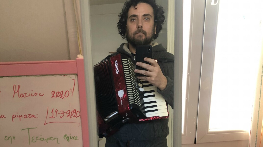 Ο Στάθης Δρογώσης στο σπίτι του