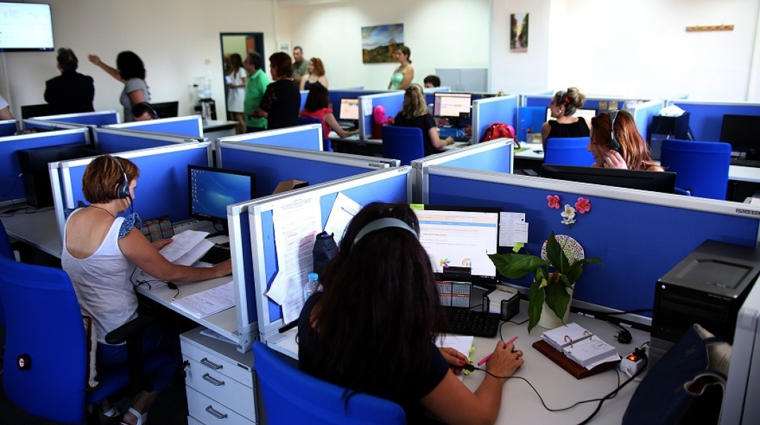 «Έσπασε» το τηλεφωνικό κέντρο βοήθειας για τον κορωνοϊό