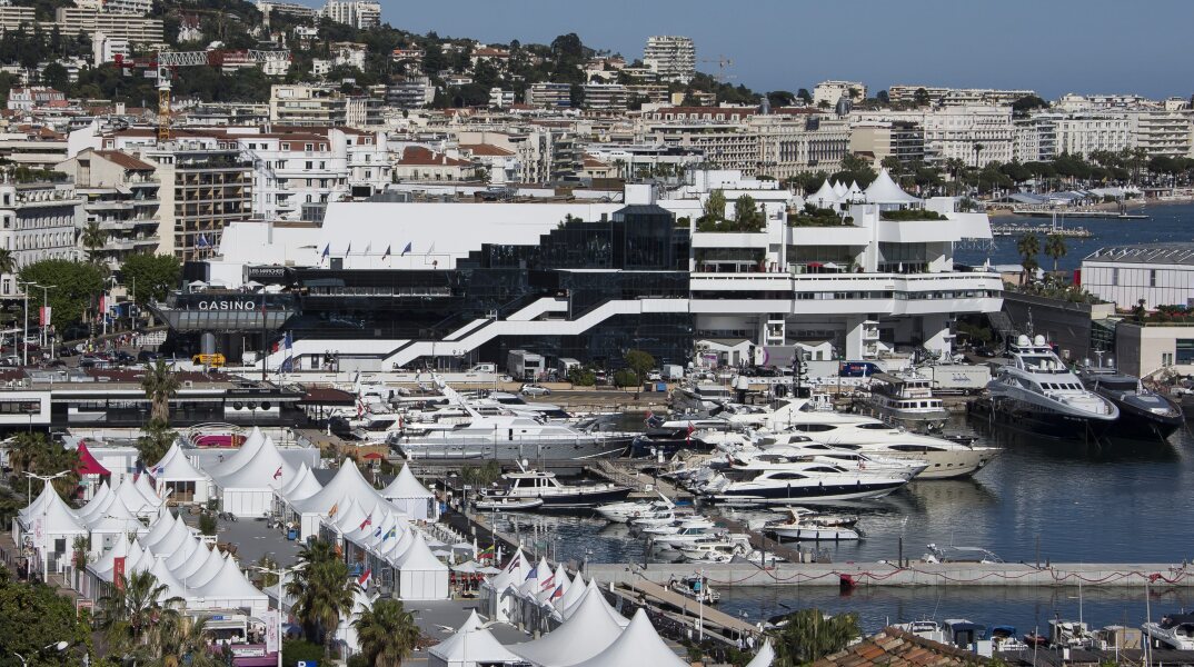 Κάννες: Κλείνουν πεντάστερα και διαθέτουν το χώρο τους στις αρχές υγείας