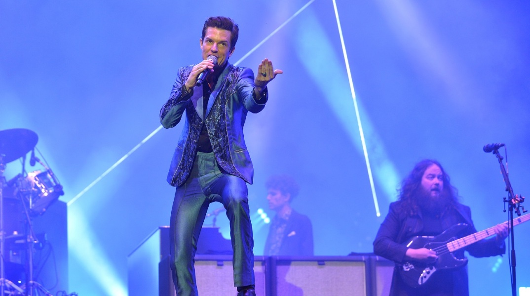 Ο τραγουδιστής Brandon Flowers του συγκροτήματος The Killers σε συναυλία