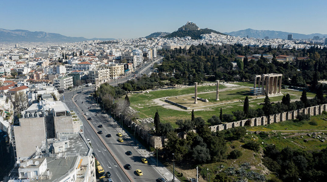 Εναέρια άποψη της Αθήνας. Διακρίνονται η λεωφόρος Αμαλίας, οι Στύλοι του Ολυμπίου Διός και ο Λυκαβηττός 