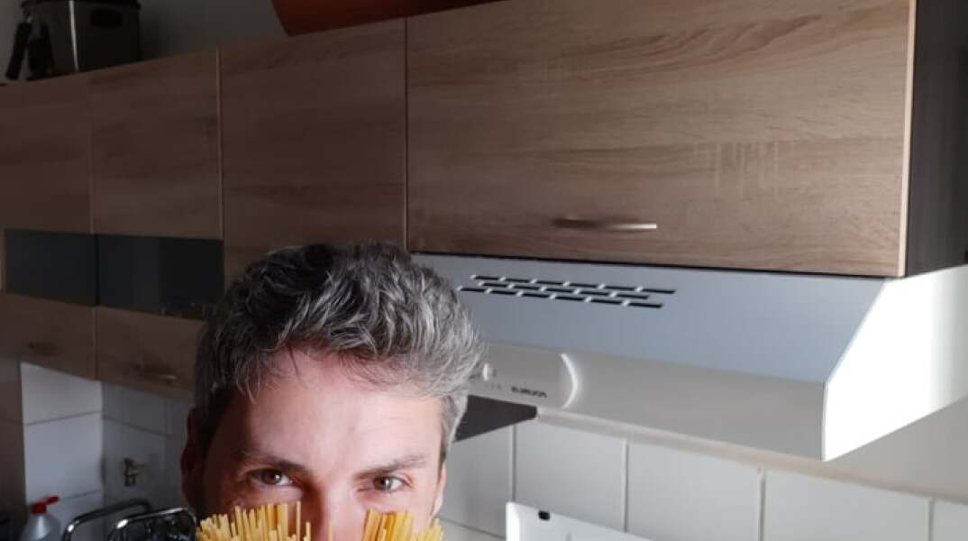 Μανώλης Παπουτσάκης - Μένουμε Σπίτι 