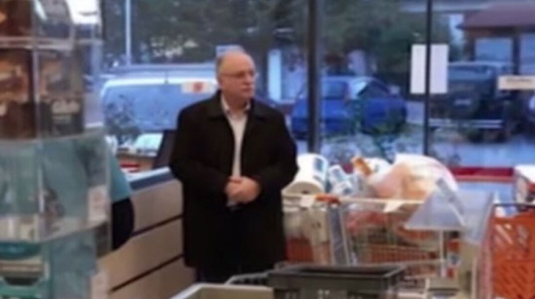 Θέμα συζήτησης τα γεμάτα καρότσια του Δημήτρη Παπαδημούλη σε σούπερ μάρκετ
