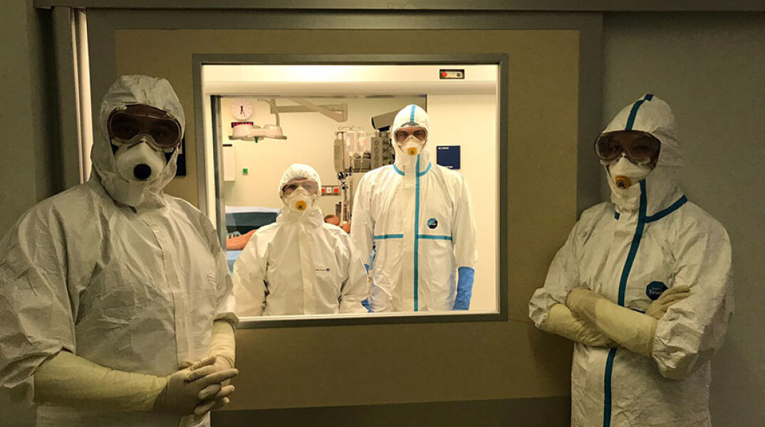 Αυτοί είναι οι γιατροί που ξεγέννησαν τη μητέρα με κορωνοϊό στο νοσκοκομείο «Αττικόν»