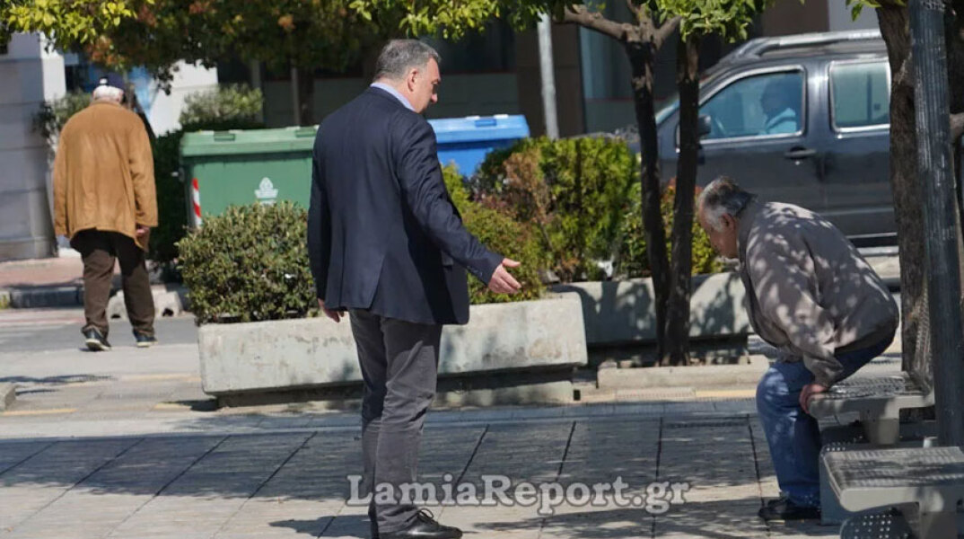 Ο δήμαρχος Λαμίας «κυνηγά» τους απείθαρχους του κορωνοϊού στις πλατείες της πόλης