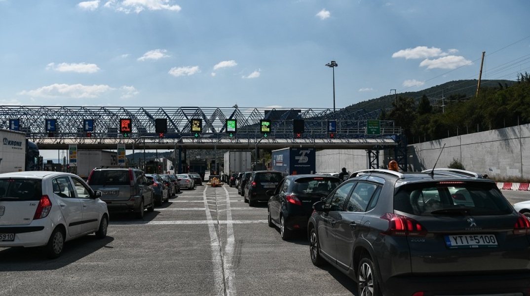 Κορωνοϊός: Ουρές στα διόδια της Ελευσίνας